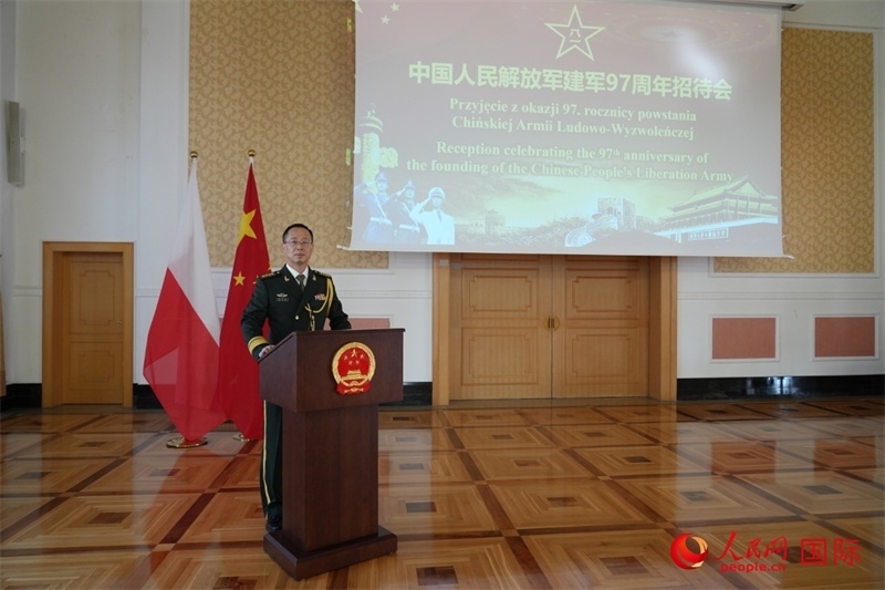 波蘭使館國(guó)防武官?gòu)堃笮Ｔ谡写龝?huì)上致辭。人民網(wǎng)記者 李增偉攝 