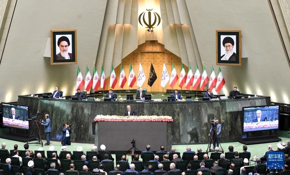 7月30日，佩澤希齊揚（中）在伊朗德黑蘭的伊朗議會宣誓就任伊朗總統(tǒng)后發(fā)表就職演說。新華社記者 沙達提 攝