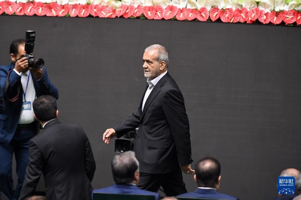 7月30日，在伊朗德黑蘭的伊朗議會，佩澤希齊揚（中）抵達總統(tǒng)就職典禮現(xiàn)場。新華社記者 沙達提 攝