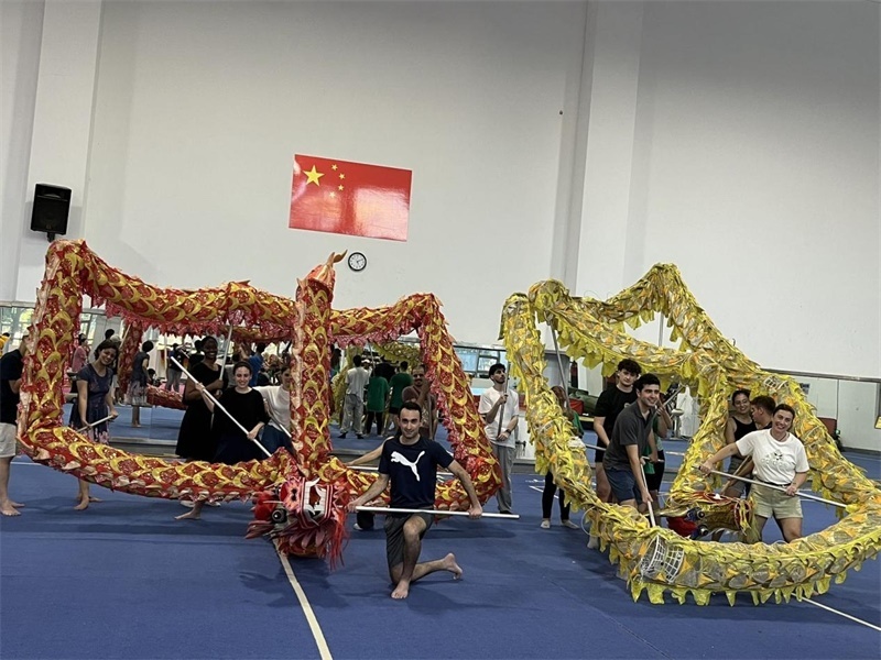 在中國和巴西共迎兩國建交50周年之際，巴西圣保羅州立大學(xué)孔子學(xué)院今年7月成功組織多批、近40名巴西青少年來華進(jìn)行短期訪問交流，圖為訪問團(tuán)成員在中國參加文化體驗(yàn)活動。 巴西圣保羅州立大學(xué)孔子學(xué)院供圖