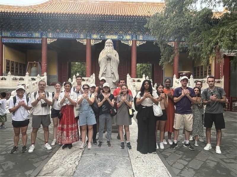 在中國和巴西共迎兩國建交50周年之際，巴西圣保羅州立大學(xué)孔子學(xué)院今年7月成功組織多批、近40名巴西青少年來華進(jìn)行短期訪問交流，圖為訪問團(tuán)成員參加文化體驗(yàn)活動。 巴西圣保羅州立大學(xué)孔子學(xué)院供圖