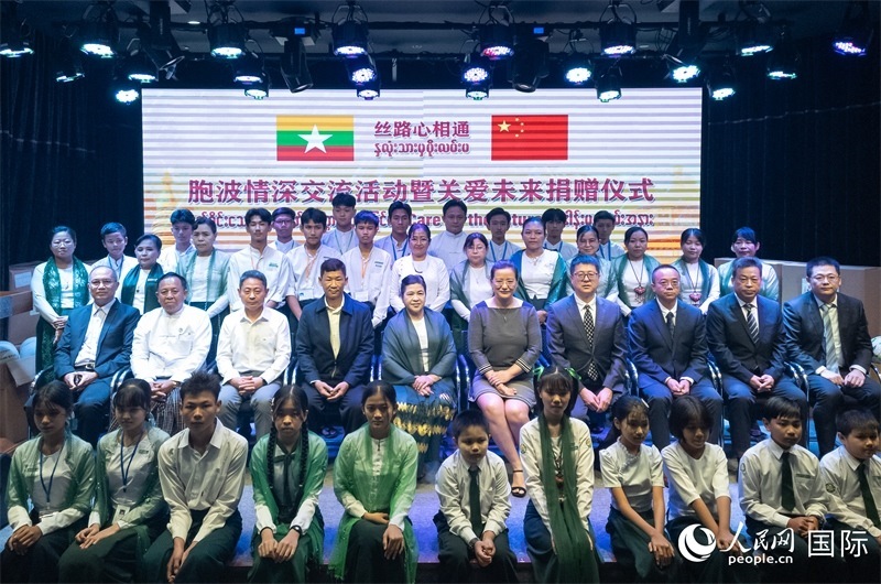 嘉賓與受助師生合影。人民網(wǎng)記者 謝佳君攝