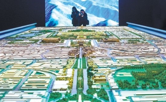 首都博物館“輝煌中軸”展廳內(nèi)，十六米長的中軸線沙盤，配以立體投影技術(shù)，展現(xiàn)北京中軸線之壯美。 本報(bào)記者 武亦彬攝