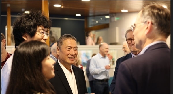 盧中見與嘉賓交流中國畫。許晉熙攝