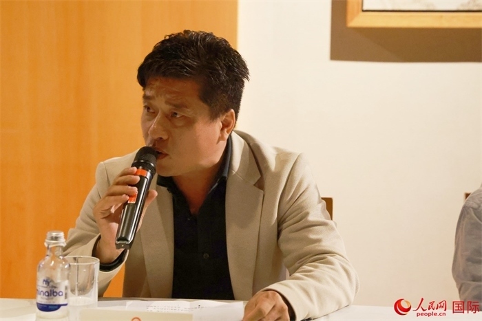 巴西中國浙江商會會長鄭俠茂在座談會上致辭。人民網(wǎng)記者 陳海琪攝