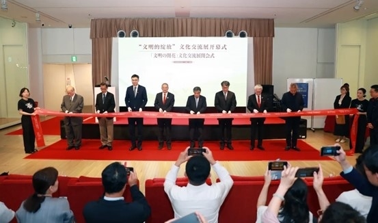 中外嘉賓共同為“文明的綻放”文化交流展開(kāi)幕式剪彩。中國(guó)外文局國(guó)際傳播發(fā)展中心供圖