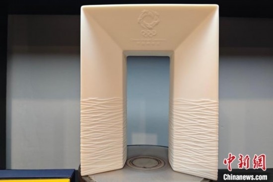 白瓷作品《凱旋尊》巧妙融合了法國與中國最具象征意義的藝術(shù)形式和元素進行再創(chuàng)造。 吳冠標 攝