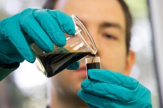 2022年5月24日，在匈牙利薩茲豪隆包陶多瑙河煉油廠，一名工人對通過阿德里亞輸油管道運(yùn)達(dá)的原油樣品進(jìn)行質(zhì)量分析。新華社發(fā)（弗爾季·奧蒂洛攝）