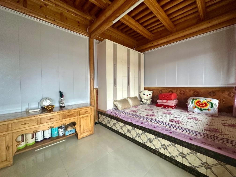 圖為7月13日拍攝的喇德?tīng)D家維修加固后的房屋一角。新華社記者 張子琪 攝