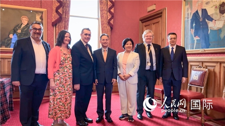 圖為阿伯丁市政廳會見現(xiàn)場。人民網(wǎng) 郭錦標攝