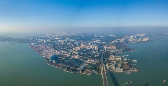 海南自貿(mào)港重點園區(qū)——洋浦經(jīng)濟開發(fā)區(qū)（2023年12月31日攝，無人機全景照片）。新華社記者 蒲曉旭 攝