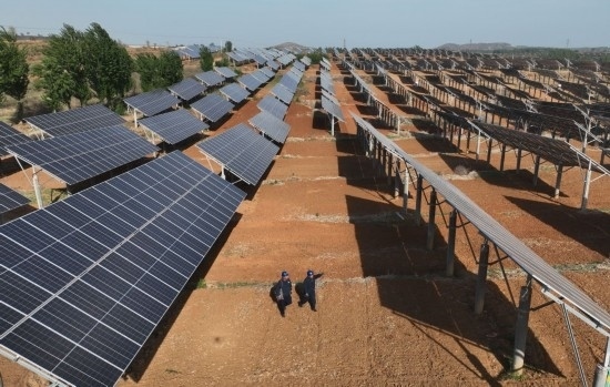 2024年4月16日，工人在河北省石家莊市靈壽縣譚莊鄉(xiāng)程家莊村的“農(nóng)光互補”光伏發(fā)電場巡查（無人機照片）。新華社記者 楊世堯 攝