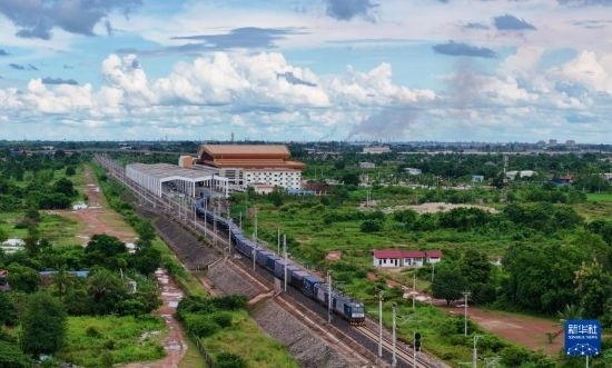 8月5日，由老撾籍火車司機(jī)獨(dú)立駕駛的滿載貨物的列車駛出萬(wàn)象站，向中國(guó)昆明進(jìn)發(fā)（無(wú)人機(jī)照片）。新華社發(fā)（楊永全 攝）