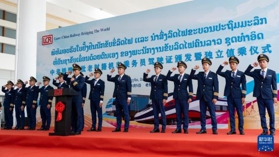8月5日，在中老鐵路萬(wàn)象站，中老鐵路首批14名老撾籍火車司機(jī)進(jìn)行宣誓。新華社發(fā)（凱喬 攝）