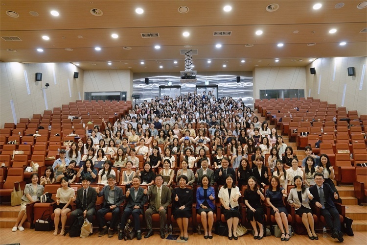 8月5日，第十一屆在韓國際中文教育志愿者崗中培訓(xùn)舉行開班儀式。圖為活動(dòng)現(xiàn)場合影。 教育部中外語言交流合作中心供圖