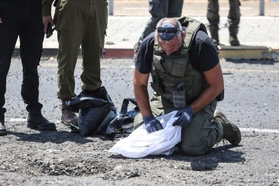 8月6日，在以色列納哈里亞，警方在無(wú)人機(jī)襲擊現(xiàn)場(chǎng)開(kāi)展工作。以色列國(guó)防軍6日發(fā)表聲明說(shuō)，多架無(wú)人機(jī)當(dāng)天從黎巴嫩射向以色列，造成以色列邊境城市納哈里亞數(shù)名平民受傷。新華社/基尼圖片社