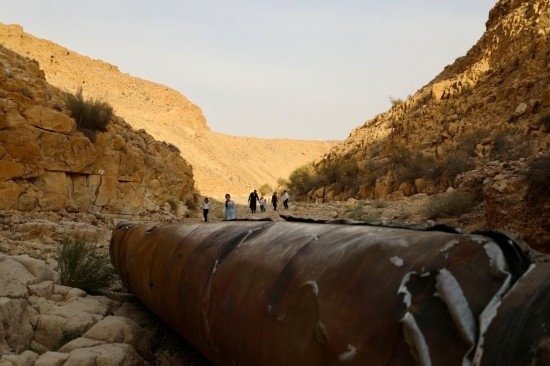 這是4月28日在以色列南部城市阿拉達(dá)附近拍攝的伊朗導(dǎo)彈殘骸。新華社發(fā)（賈馬爾·阿瓦德攝）