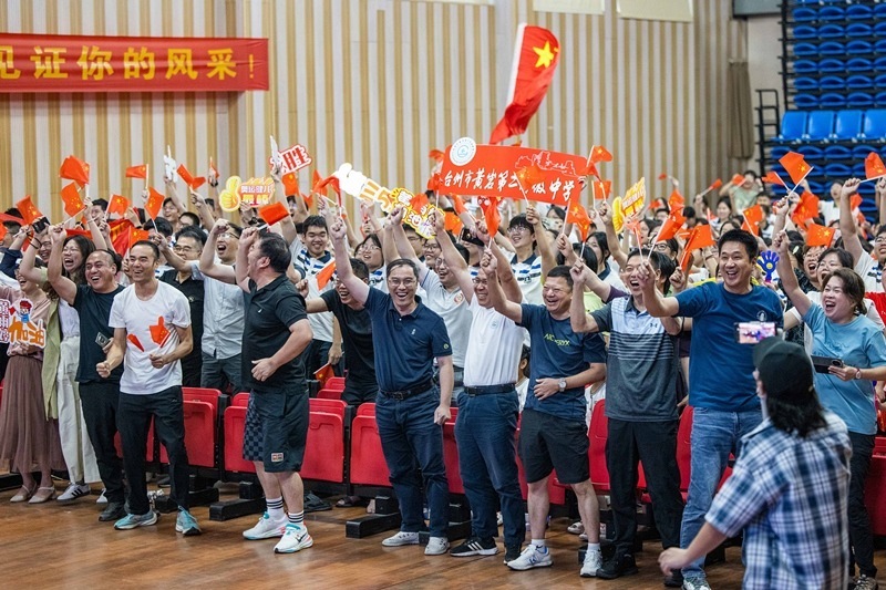 北京時間7月27日，2024年巴黎奧運會首個比賽日，在射擊10米氣步槍混合團體比賽中，中國選手黃雨婷/盛李豪獲得金牌。圖為黃雨婷的母校師生們通過收看奧運直播的方式為她加油助威。