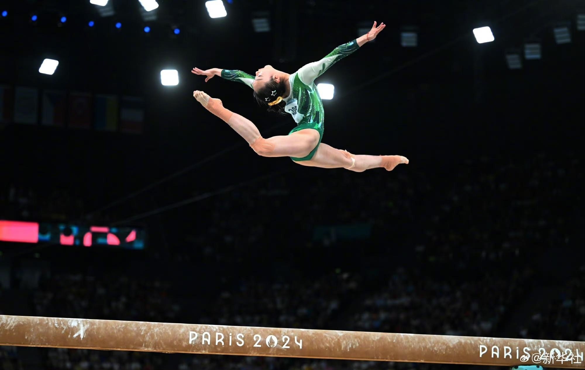 巴黎奧運(yùn)會(huì)體操女子平衡木比賽中，中國(guó)選手周雅琴的靚麗身姿