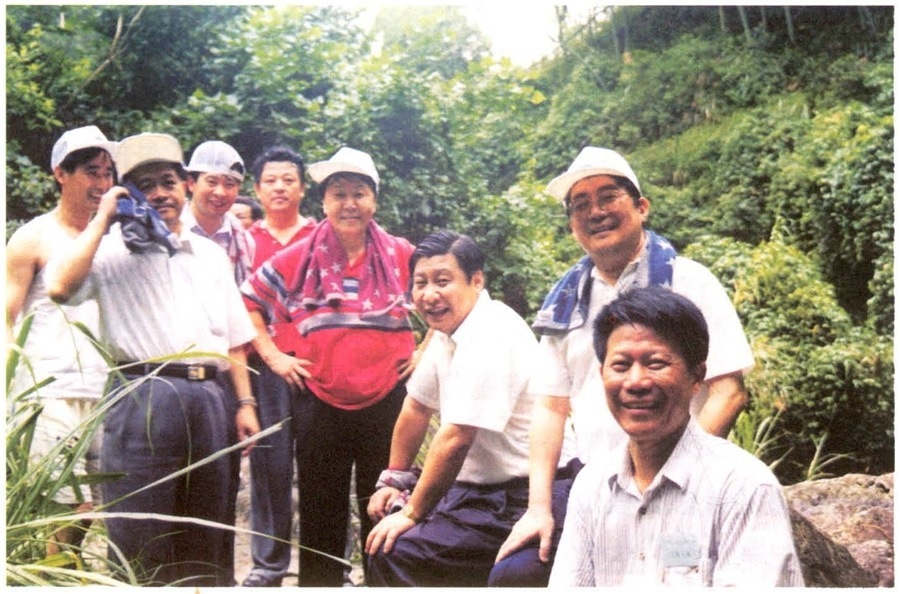 1999年6月，習(xí)近平在福州森林公園參加紀(jì)念毛主席“發(fā)展體育運(yùn)動(dòng)，增強(qiáng)人民體質(zhì)”題詞47周年登山健身活動(dòng)。（資料照片，來源：《習(xí)近平在福建》（下））