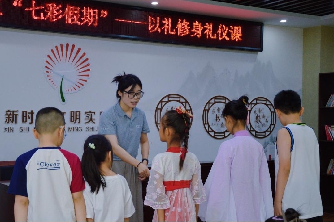 曲阜市小雪街道如意社區(qū)新時代文明實踐站以禮修身禮儀課。謝婉瑩 攝