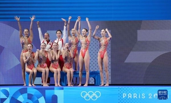北京時(shí)間8月8日凌晨，巴黎奧運(yùn)會(huì)花樣游泳集體項(xiàng)目的最后一項(xiàng)比賽集體技巧自選在巴黎奧林匹克水上運(yùn)動(dòng)中心舉行。中國隊(duì)奪得花樣游泳集體項(xiàng)目金牌。圖為中國隊(duì)在比賽后慶祝奪冠。新華社記者 薛宇舸 攝