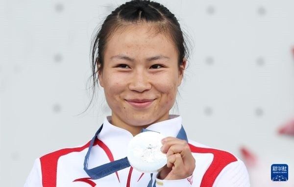北京時間8月7日，在巴黎奧運會攀巖女子速度賽比賽中，中國選手鄧麗娟獲得銀牌。圖為亞軍中國選手鄧麗娟在頒獎儀式上。新華社記者 高靜 攝