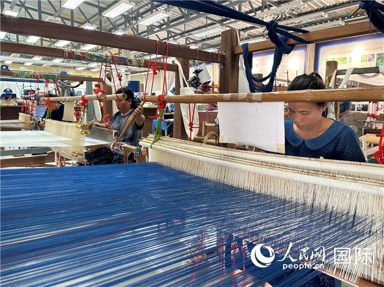 當(dāng)?shù)氐逅{(lán)染色織造手工作坊。人民網(wǎng)記者 簡(jiǎn)承淵攝