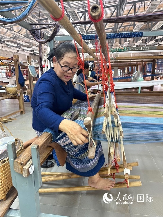 傳統(tǒng)手工織布。人民網(wǎng)記者 簡(jiǎn)承淵攝