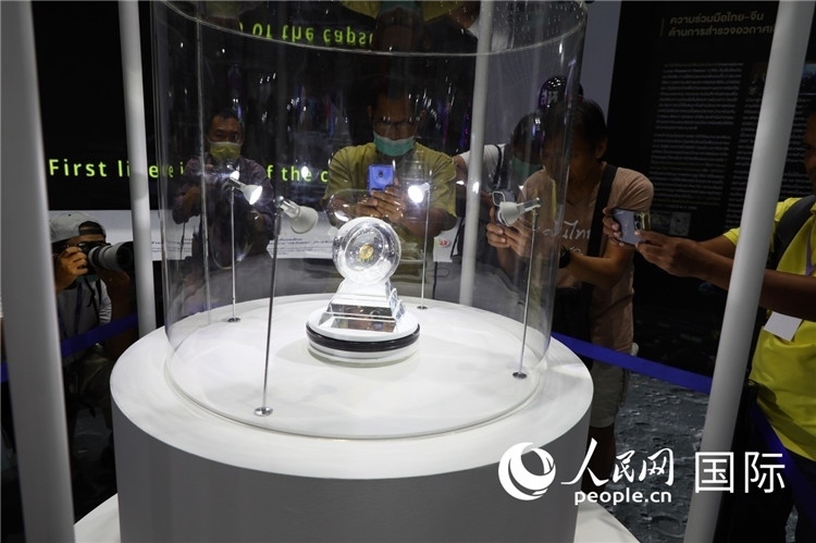 “嫦娥五號(hào)”探測(cè)器從月球帶回的月球樣品在泰國(guó)展出。人民網(wǎng)記者簡(jiǎn)承淵攝
