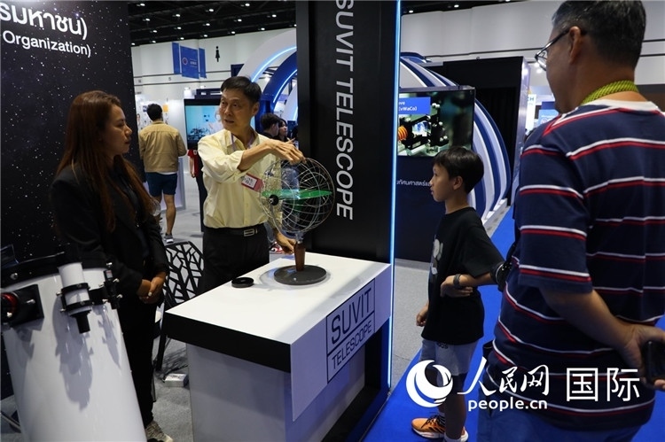 專家向觀眾講述航天知識(shí)。人民網(wǎng)記者簡(jiǎn)承淵攝。