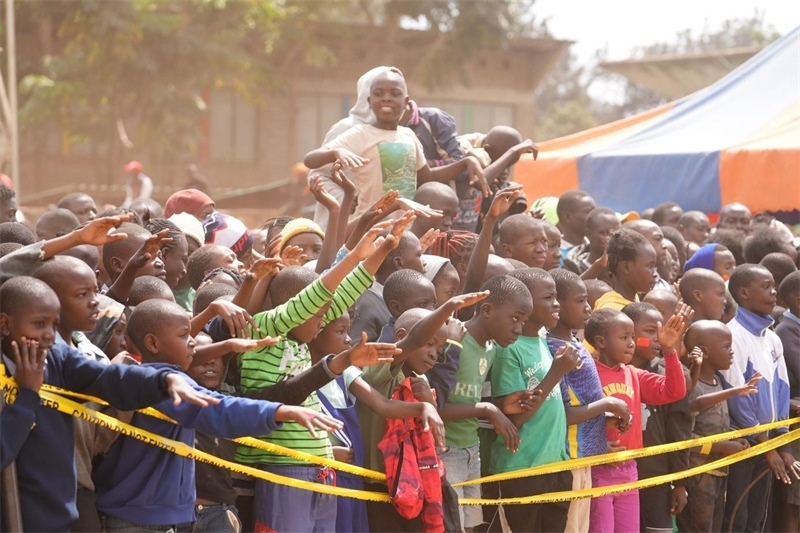 孩子們觀看達人秀。主辦方供圖