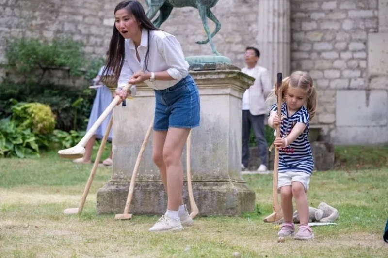 小朋友體驗捶丸游戲。巴黎
