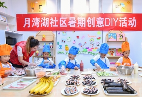 漯河市月灣湖社區(qū)青少年活動(dòng)室里，志愿者教孩子們做手工。 齊國霞攝