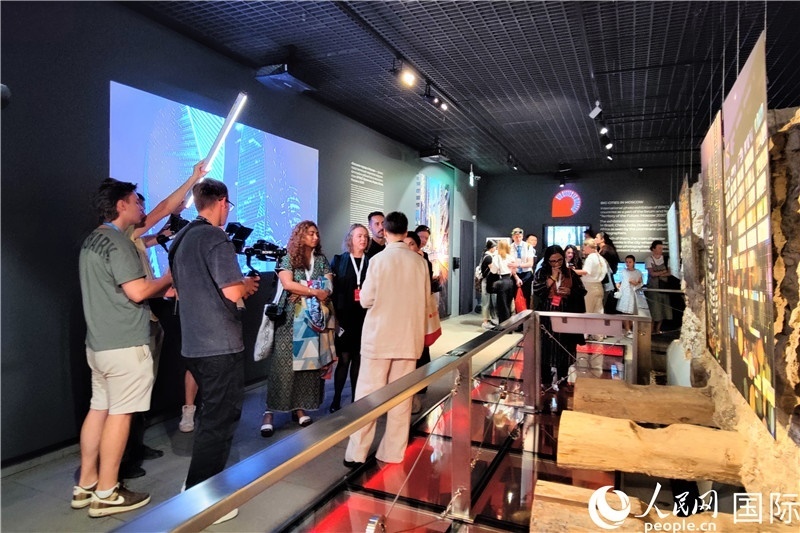 金磚國家城市主題攝影展現(xiàn)場。人民網(wǎng)記者 于宏建攝