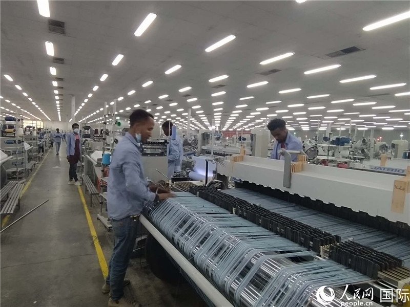 無錫金茂埃塞面料廠車間內(nèi)，當?shù)毓と苏谝唤z不茍地作業(yè)。人民網(wǎng)記者 黃培昭攝