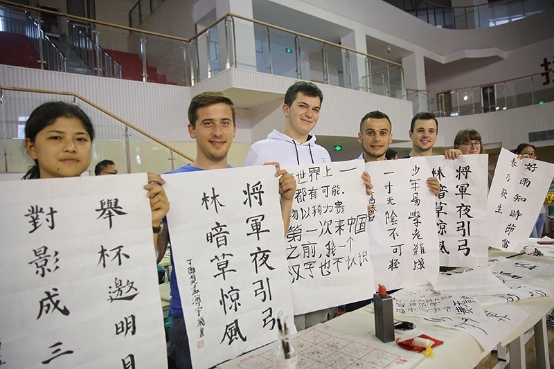 2017年6月5日，來自青島大學(xué)和中國石油大學(xué)（華東）的外國留學(xué)生在展示現(xiàn)場完成的書法作品。
