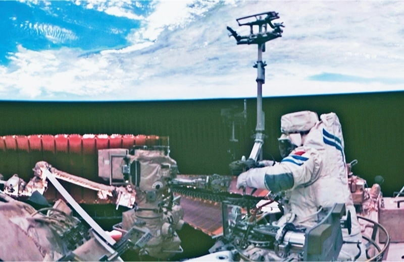 黨的十八大以來，我國科技事業(yè)取得歷史性成就、發(fā)生歷史性變革，科技自立自強(qiáng)成果持續(xù)涌現(xiàn)。圖為2024年7月3日在北京航天飛行控制中心拍攝的神舟十八號航天員李聰在空間站組合體艙外作業(yè)的畫面。 新華社記者 郭中正/攝