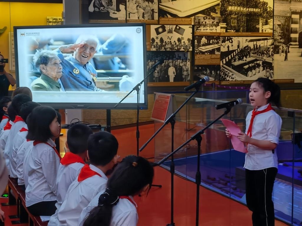 南京市科睿小學(xué)二年級(jí)學(xué)生章若初為大家講述抗戰(zhàn)老兵手印的故事。 新華社記者 邱冰清 攝