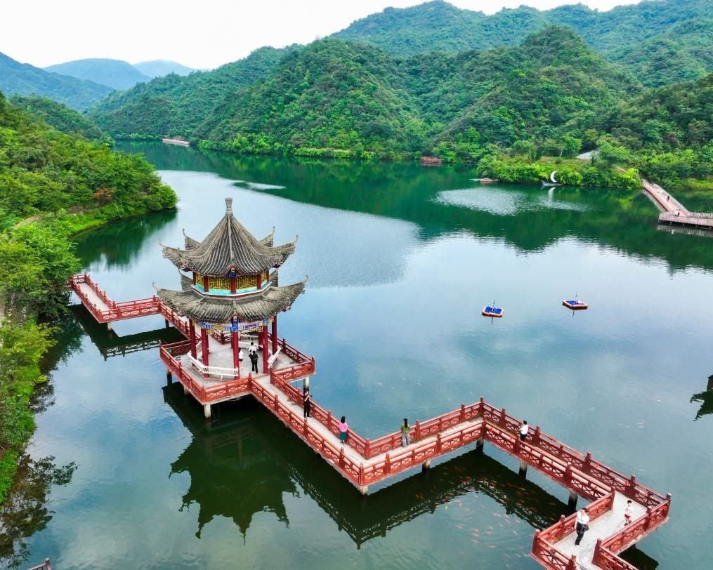 2024年8月11日，游客在湖南省雙牌縣陽(yáng)明山國(guó)家森林公園萬(wàn)和湖休閑游玩。新華社發(fā)（周秀魚(yú)春攝）