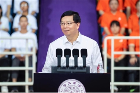 邱勇為新生講授開學(xué)第一課。學(xué)校供圖