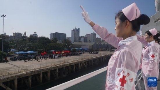 當(dāng)?shù)貢r(shí)間8月16日上午10時(shí)許，執(zhí)行“和諧使命-2024”任務(wù)的中國海軍“和平方舟”號(hào)醫(yī)院船圓滿結(jié)束對(duì)莫桑比克的訪問，駛離馬普托港，前往本次任務(wù)第五站南非。新華社發(fā)（曹春耀 攝）