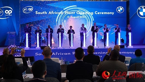 嘉賓點亮燈柱。人民網(wǎng) 張茜攝