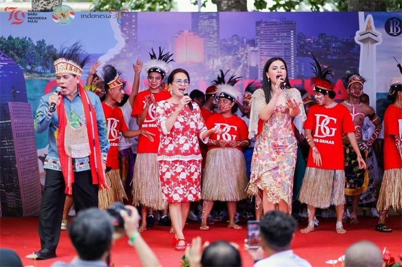 大使夫婦與演員一起共唱《明天會(huì)更好》。