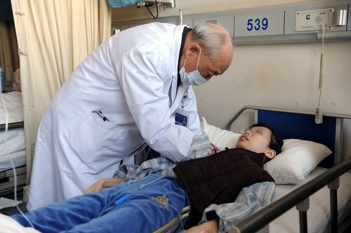 瑞金醫(yī)院終身教授王振義在上海瑞金醫(yī)院為病人看病（資料照片）。 新華社發(fā)