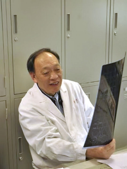 復(fù)旦大學(xué)附屬華山醫(yī)院感染科終身教授翁心華在工作（資料照片）。 新華社發(fā)