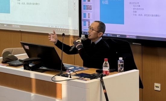 從去年秋天起，還在治療中的朱銳就堅(jiān)持給本科生開(kāi)課。（受訪者供圖）