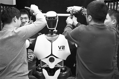 科研人員在調(diào)試機(jī)器人。新華社記者 金立旺攝