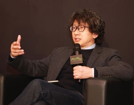 在學(xué)術(shù)論壇上發(fā)言的朱銳。（受訪者供圖）