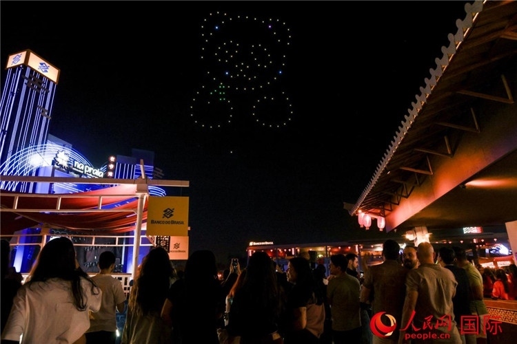 當?shù)孛癖娪^看無人機表演。人民網(wǎng)記者 宋亦然攝